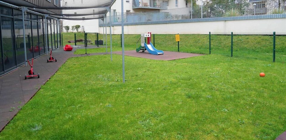 Crèche Mantes-la-Jolie Diabolo Mantes people&baby espace extérieur nature jardin éveil pédagogie