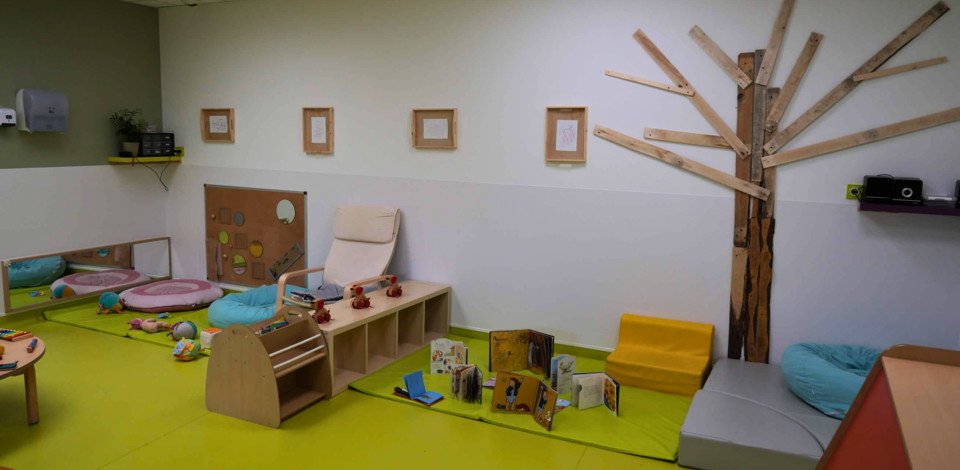 Crèche Lyon Les lyonceaux people&baby espace de vie tapis d'éveil jeux enfants livres