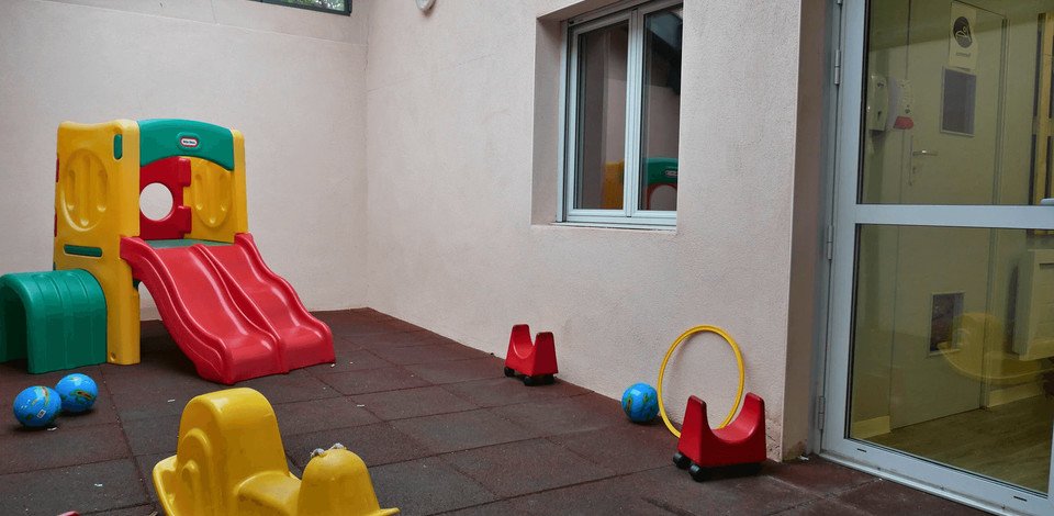 Crèche Lyon Nido de montchat people&baby espace extérieur parc à jeux toboggan jeux à bascule