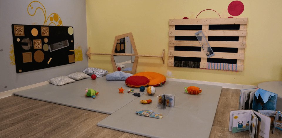 Crèche Lyon Nido de montchat people&baby salle de vie espace bébé éveil livres jeux d'éveil