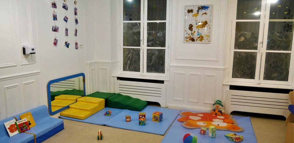 Crèche Versailles Reinette people&baby espace de vie coin motricité tapis jeux d'éveil bébés livres enfants