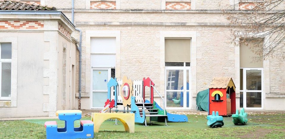 Crèche Niort Les Mille Pattes people&baby espace extérieur jeux enfants nature jardin