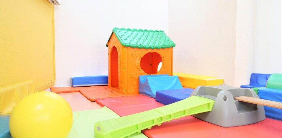Crèche Niort Les Mille Pattes people&baby espace de vie coin motricité ballon cabane tapis éveil 