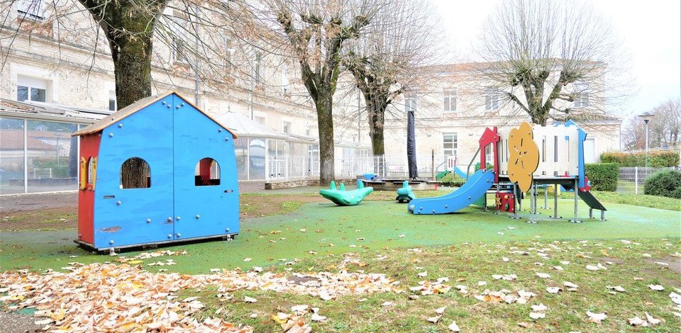 Crèche Niort Les Mille Pattes people&baby espace extérieur jeux enfants toboggan cabane enfants 