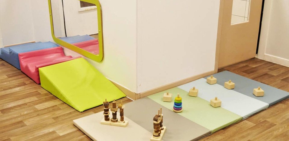 Crèche Antony Pamplemousse people&baby espace de vie jeux en bois motricité tapis pédagogie