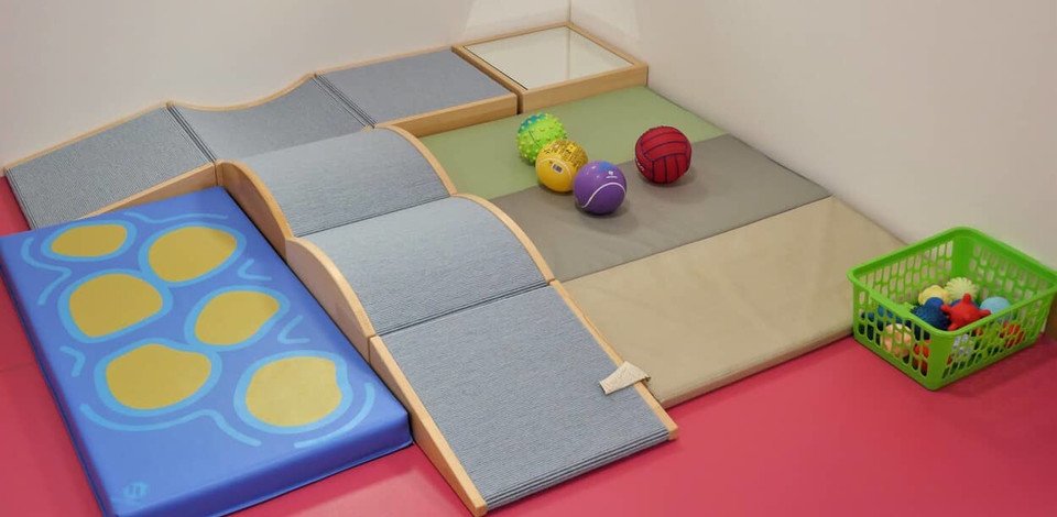 Crèche Clichy Rainbow people&baby espace de vie espace d'éveil tapis motricité ballon éveil corporel