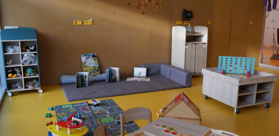 Crèche Vaulx-en-velin Marie-Louise Saby people&baby espace de vie coin lecture livres enfants jeux en bois