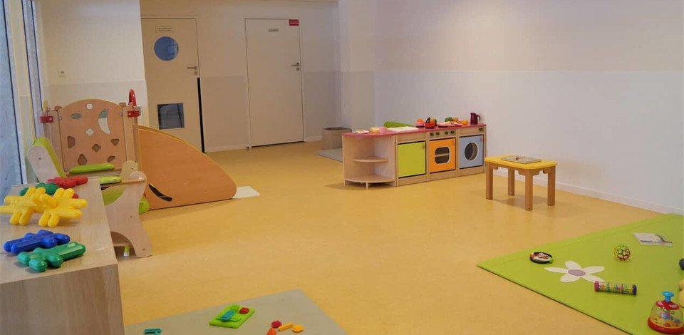 Crèche Saint-Maur-des-Fossés Groseille people&baby espace de vie jeux enfants toboggan dinette jeux d'éveil crèche