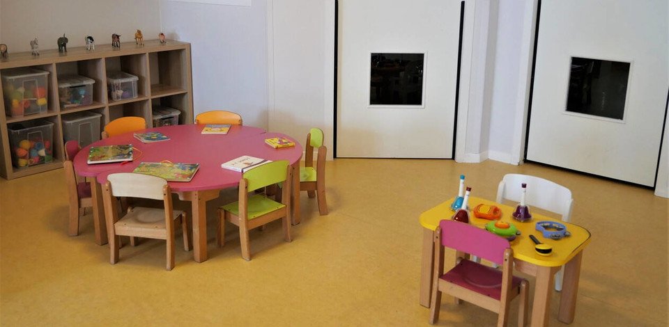 Crèche Saint-Maur-des-Fossés Myrtille people&baby espace de vie tables chaises enfants jeux enfants puzzle activité pédagogique
