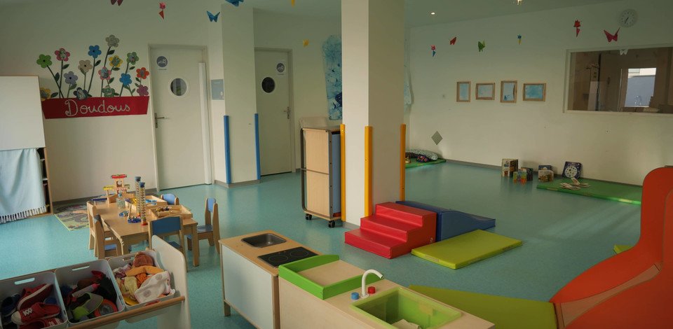 Crèche Villeurbanne Le lion à lunettes people&baby espace de vie jeux enfants jeux en bois