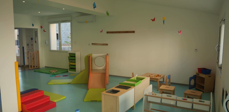 Crèche Villeurbanne Le lion à lunettes people&baby espace de vie jeux enfants jeux en bois