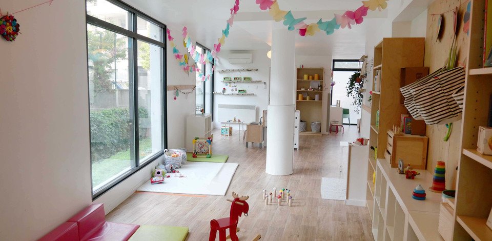 Crèche Lyon Les petits top people&baby espace de vie jeux enfants cheval à bascule jeux en bois 