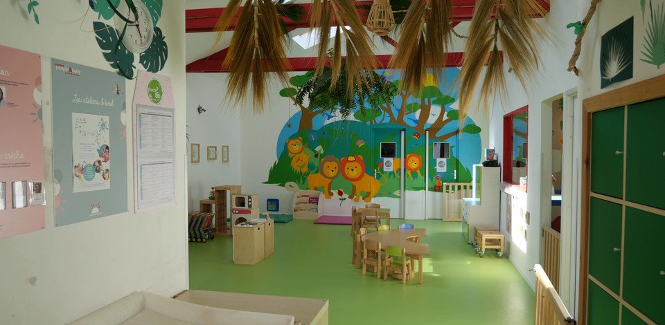 Crèche Lyon Le roi lyon people&baby espace d'accueil plan à langer bébé enfants salle de vie table chaises enfants