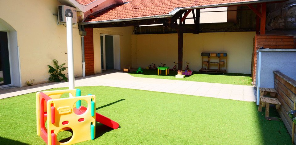 Crèche Lyon Le roi lyon people&baby espace extérieur parc à jeux toboggan jardin