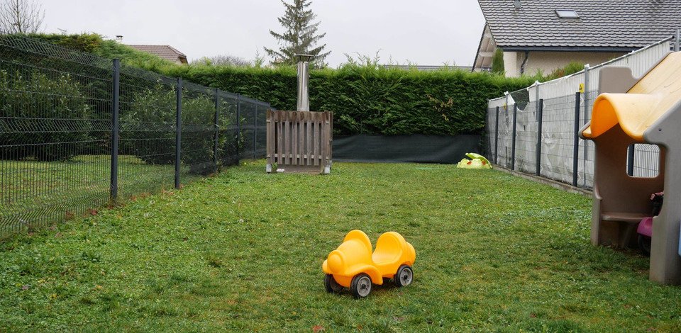 Crèche Arthaz Pont-Notre-Dame Les P'tites Pousses people&baby jardin nature espace extérieure cabane voiture 