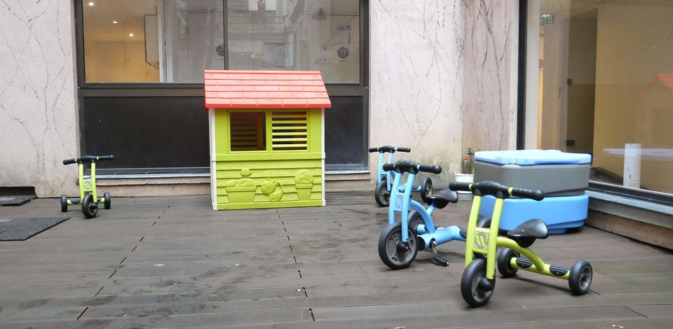 Crèche Paris 15 Ainsi font font font people&baby espace extérieur vélo enfants cabane 