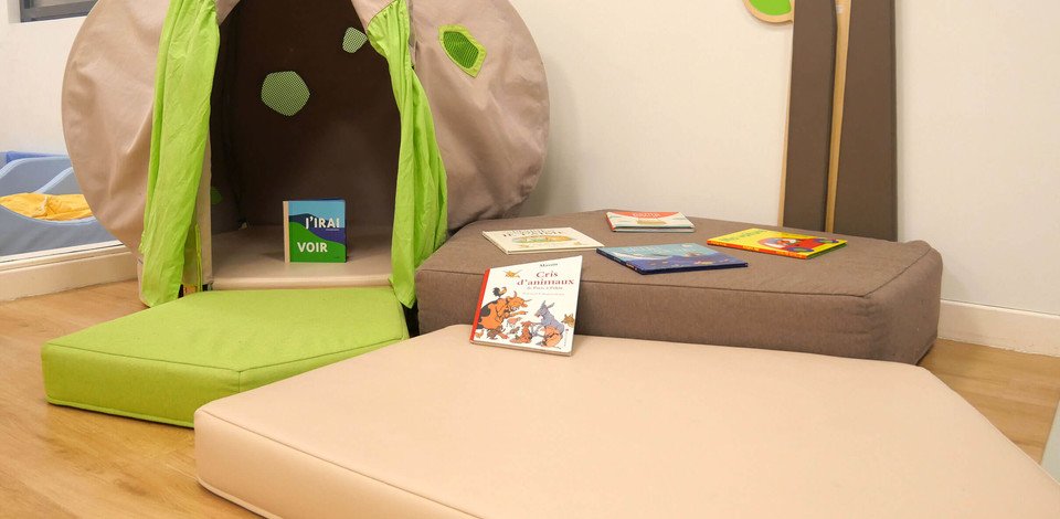 Crèche Paris 19 Jeux de mots people&baby espace de vie coin lecture livres enfants cabane tente 