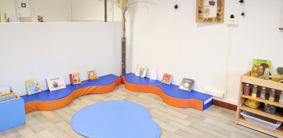 Crèche Reims P'tits flocons people&baby salle de vie tapis coin lecture livres enfants bébés