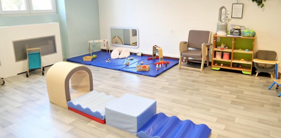 Crèche Reims P'tits flocons people&baby salle de vie jeux enfants arche d'éveil bébés