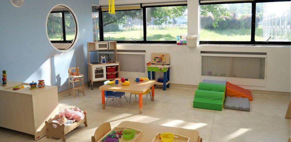 Crèche Plaisir Acacia people&baby espace de vie jeux en bois activités pédagogiques motricité