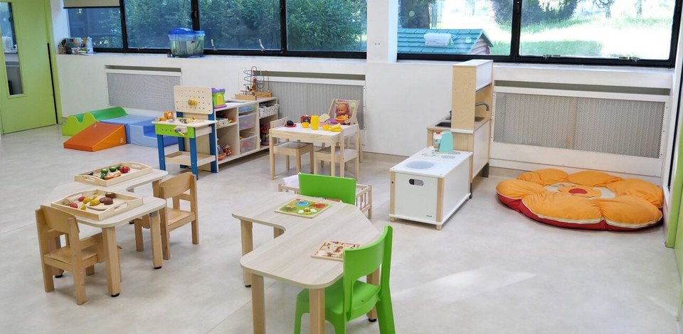 Crèche Plaisir Anthemis people&baby espace de vie tables chaises enfants jeux en bois pédagogie éveil