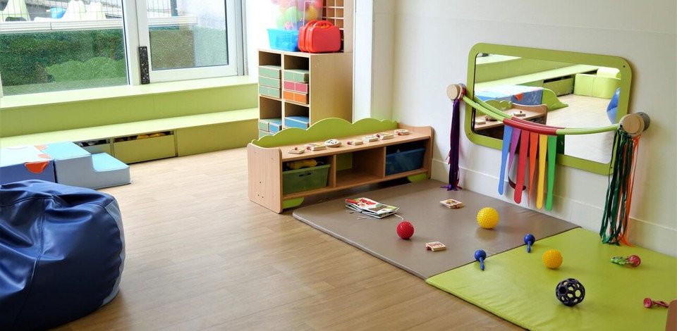 Crèche Boulogne-Billancourt Les Petits Sourires people&baby espace de vie coin éveil bébés jeux d'éveil tapis