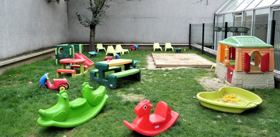 Crèche Boulogne-Billancourt Les Petits Sourires people&baby espace extérieur jardin nature jeux enfants crèche