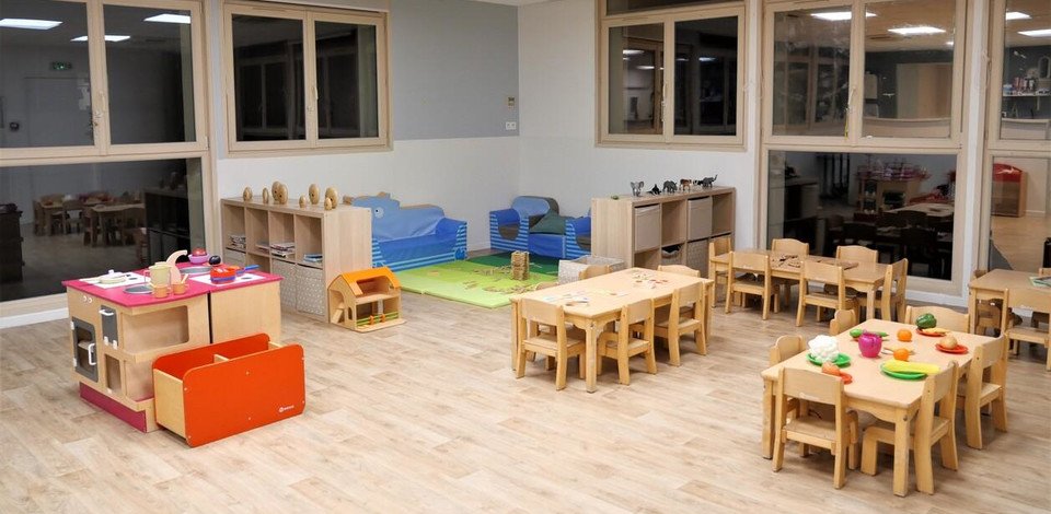 Crèche Arcueil Le Village des Petits people&baby espace de vie tables chaises enfants activités pédagogiques tapis d'éveil