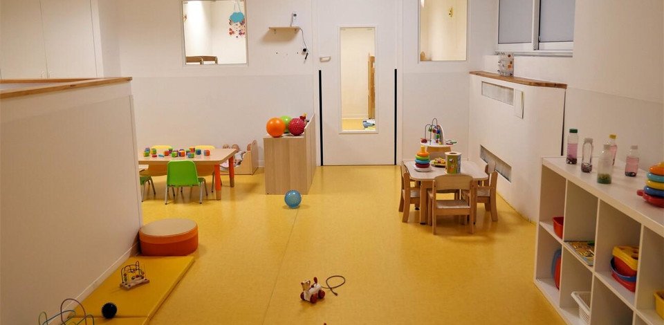 Crèche Vitry-sur-Seine Petit Karlito people&baby espace de vie tables chaises enfants jeux en bois jeux enfants pédagogie