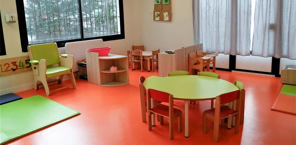 Crèche Nogent-sur-Marne Mistigri people&baby espace de vie tables chaises enfants tapis d'éveil