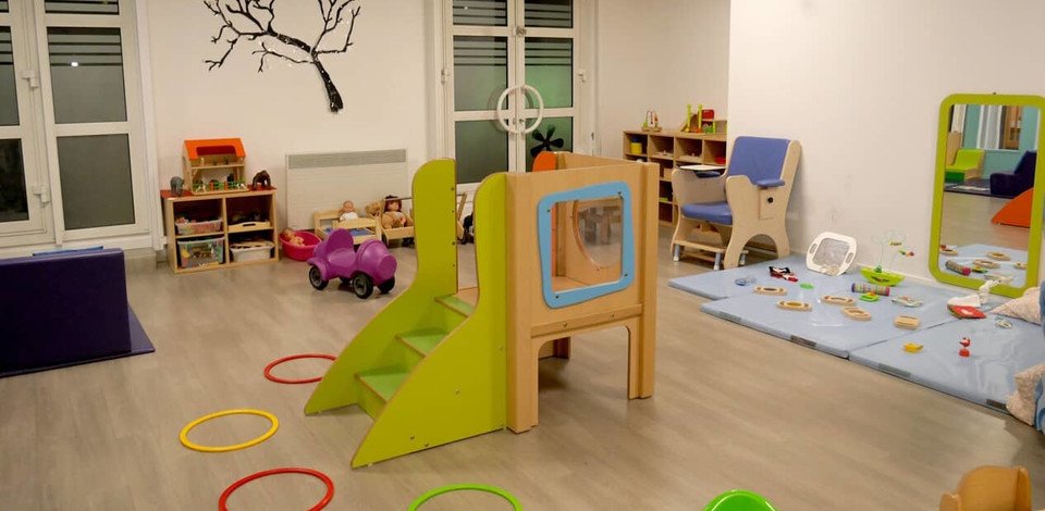 Crèche Vincennes Dragée people&baby espace de vie parc à jeux intérieur toboggan tapis d'éveil jeux enfants