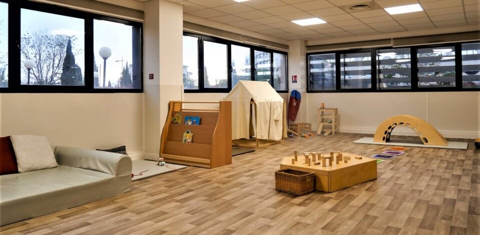 Crèche Montpellier Scoubidou et confetti people&baby espace de vie jeux bois pédagogie livres enfants