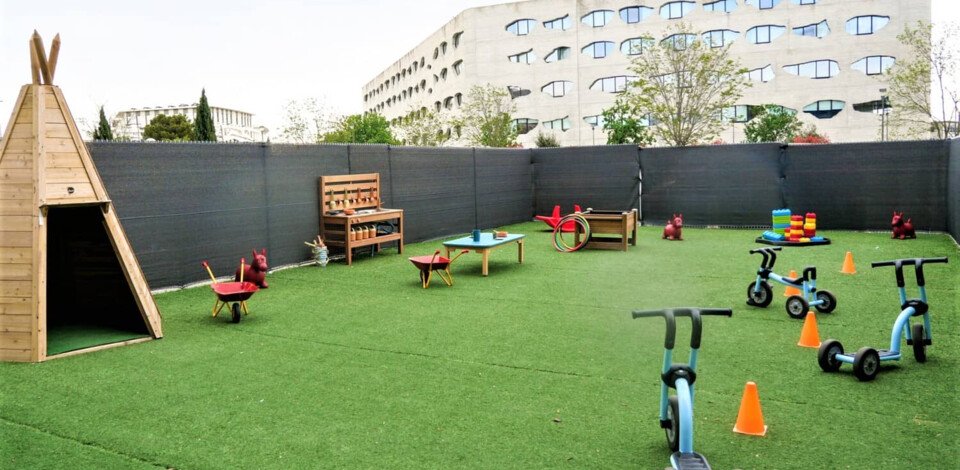 Crèche Montpellier Scoubidou et confetti people&baby espace extérieur vélo enfant jardin
