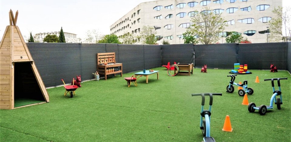 Crèche Montpellier Scoubidou et confetti people&baby espace extérieur vélo enfant jardin