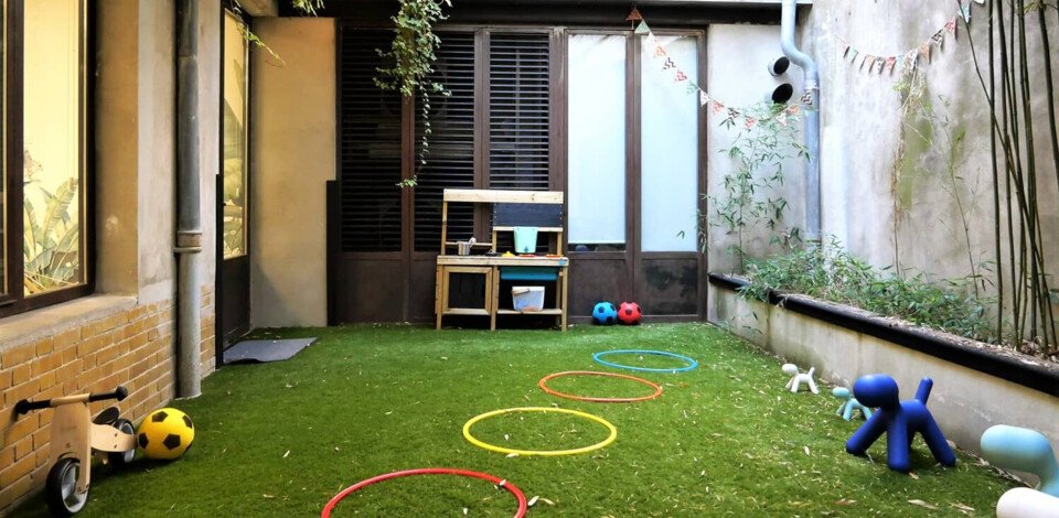 Crèche Montpellier Le jardin des Arts people&baby espace extérieur jardin ballon enfant nature 