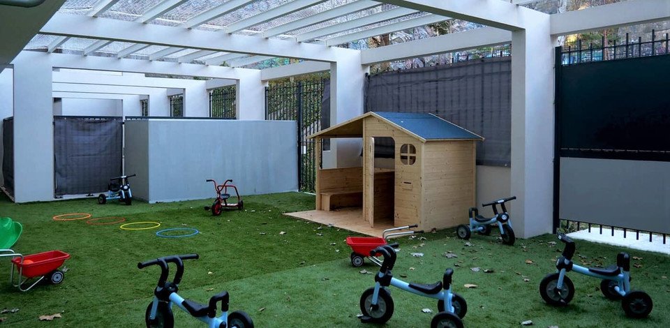 Crèche Marseille Les navettes people&baby espace extérieur cabane vélos enfants jardin nature crèche