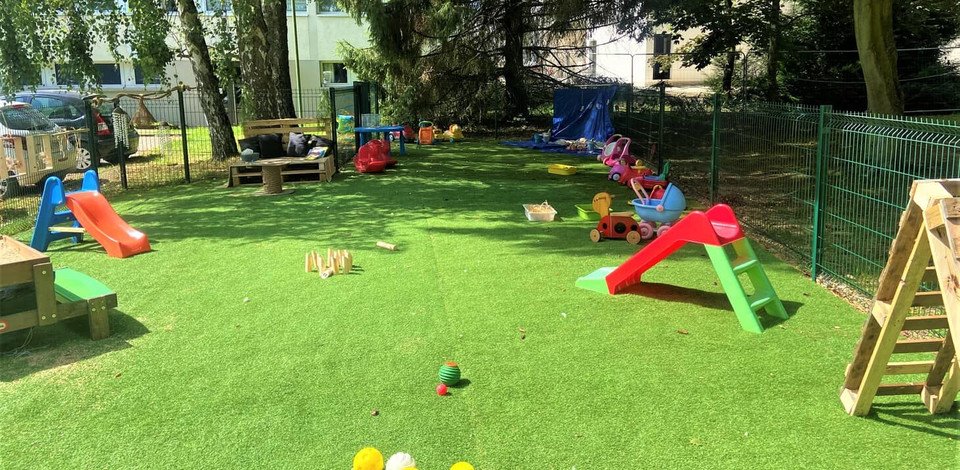 Crèche Bihorel Mangue people&baby espace extérieur parc à jeux jardin toboggan