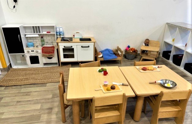 Crèche Meyzieu Wasabi people&baby espace de vie jeux enfants jeux en bois dinette