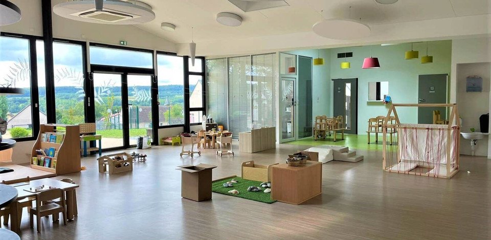 Crèche Sablons sur Huisne Per'chouette people&baby salle de vie jeux en bois jeux enfants livres