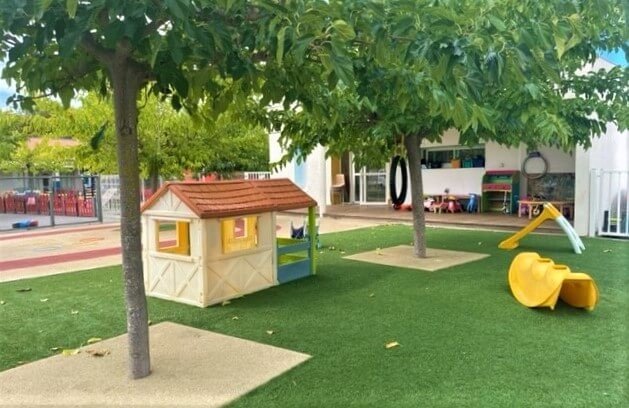 Crèche Perols Les pitchouns people&baby jardin espace extérieur cabane enfants toboggan