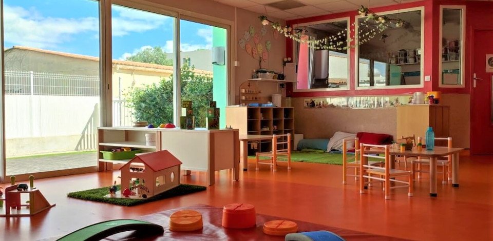 Crèche Perols Les pitchouns people&baby espace de vie jeux bois jeux enfants éveil 