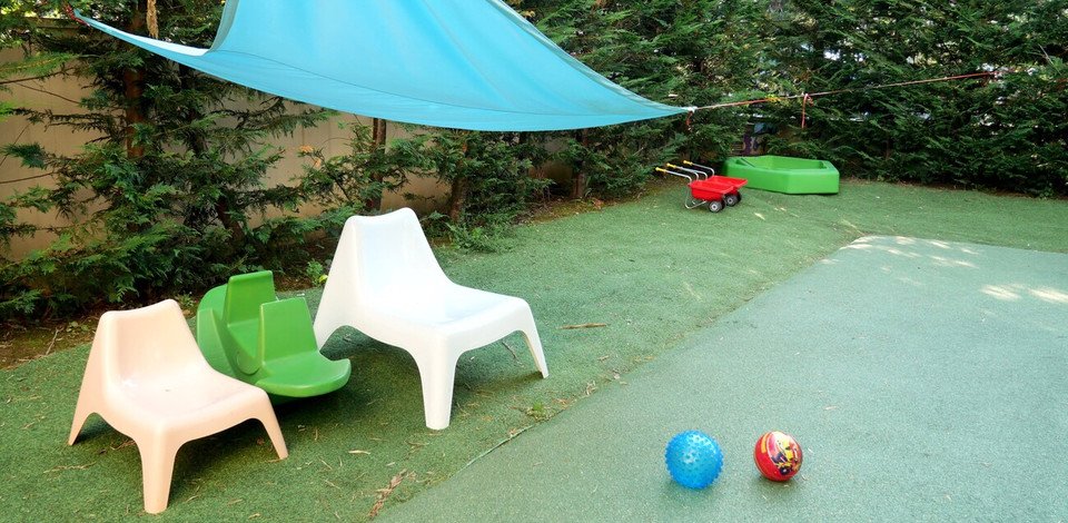 Crèche Chaville Les Petits Bois people&baby espace extérieur jeux enfants ballons 