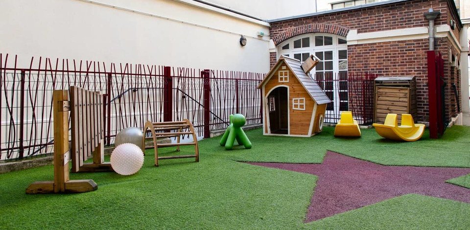 Crèche Paris 8 L'étoile Vernet people&baby espace extérieur jardin nature cabane jeux enfants