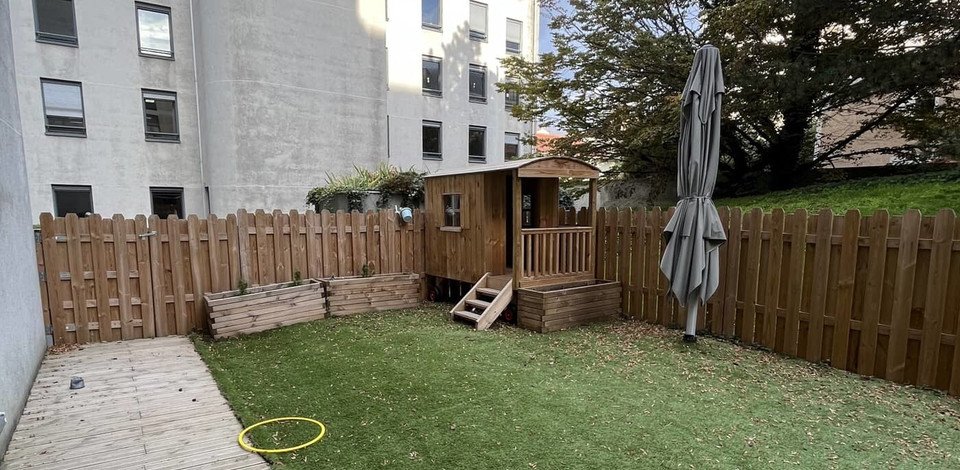 Crèche Lyon Charlie Chaplin people&baby espace extérieur jardin nature cabane