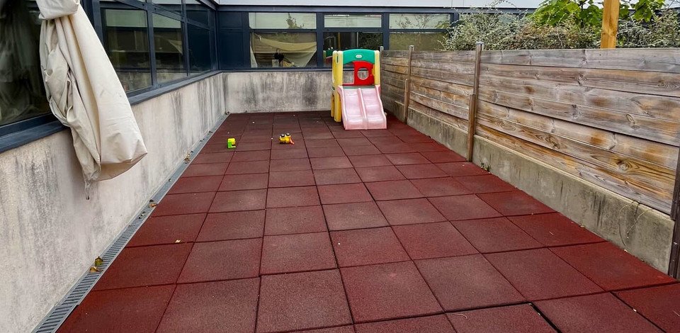 Crèche Villeurbanne Les bleus de Thula people&baby espace extérieur parc à jeux toboggan