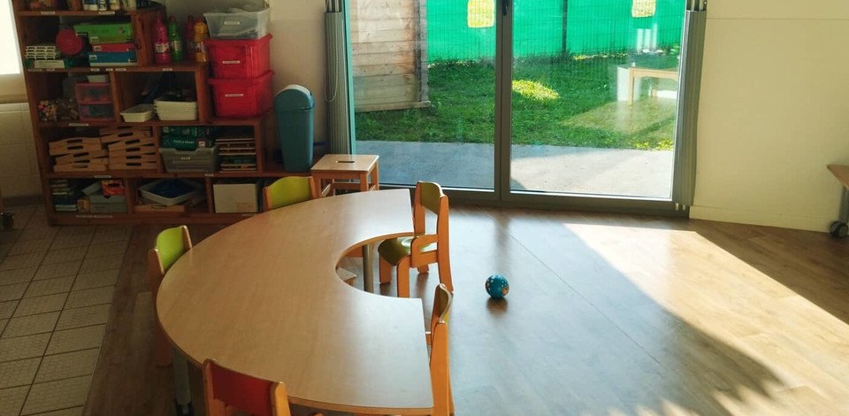 Crèche Rumilly Bulle de soie people&baby espace de vie table chaises enfants activités manuelles projet pédagogique