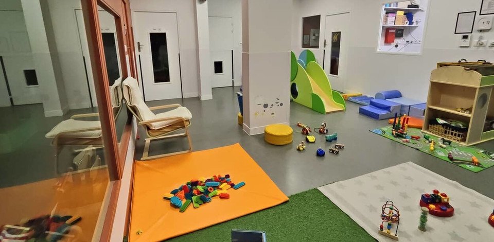 Crèche Aubervilliers Hirondelles people&baby espace de vie jeux enfants toboggan tapis d'éveil livres enfants 