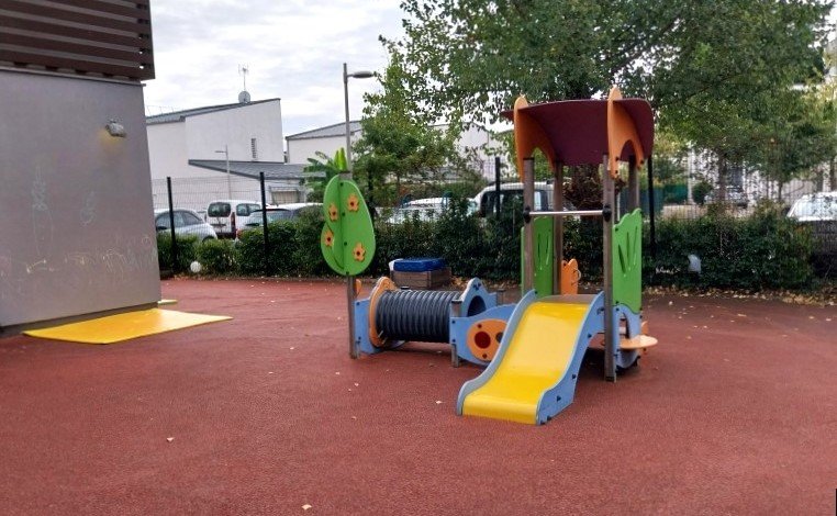 Crèche Agen Les petits princes people&baby espace extérieur parc à jeux enfants bébés