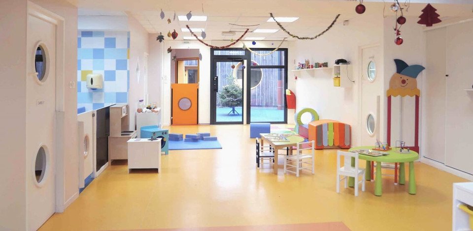 Crèche Hénin-Beaumont Les petits matelots people&baby salle de vie tables chaises enfants