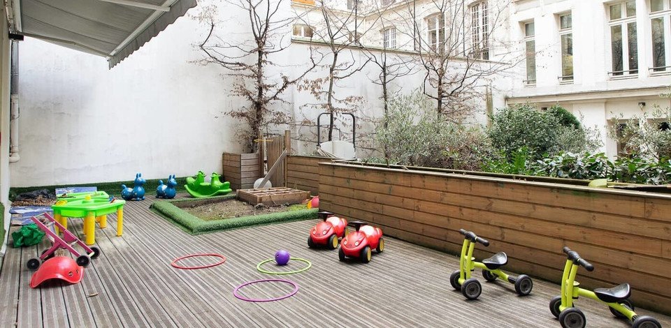 Crèche Paris 8 Cabriole people&baby espace extérieur vélos enfants pousette bébé